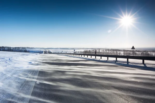 Дорога со снегом в сельской местности — стоковое фото