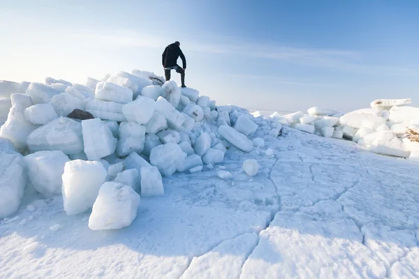 Ένας άνθρωπος που στέκεται σε παγωμένα ορεινές. — Φωτογραφία Αρχείου