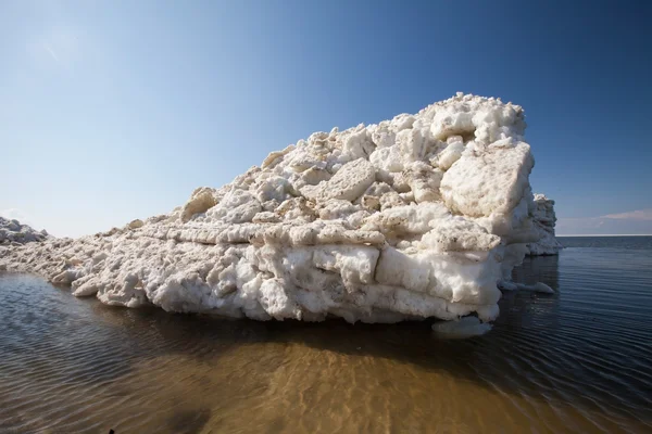 Πάγου hummocks βουτιά στη θάλασσα — Φωτογραφία Αρχείου
