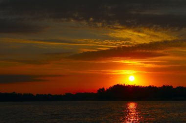 Nehir yüzey üzerinde gündoğumu.