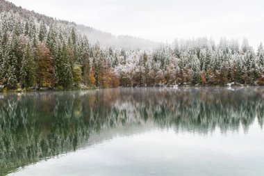 Karlı göl manzarası Fusine, İtalya 