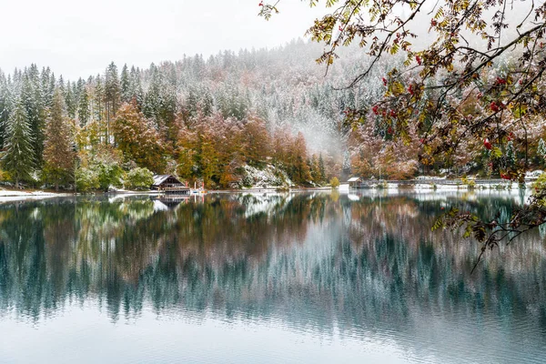 Scenic View Lake Fusine Italia — kuvapankkivalokuva