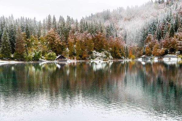 Scenic View Lake Fusine Italia — kuvapankkivalokuva