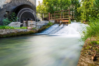 İtalya 'da nehir akıyor.