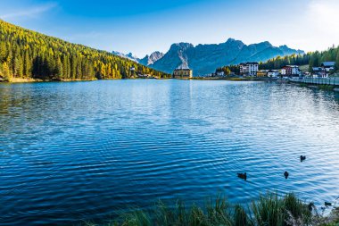 İtalya 'daki Misurina Gölü manzarası