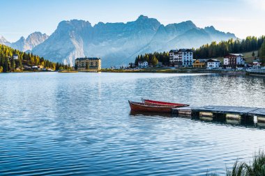 İtalya 'daki Misurina Gölü manzarası