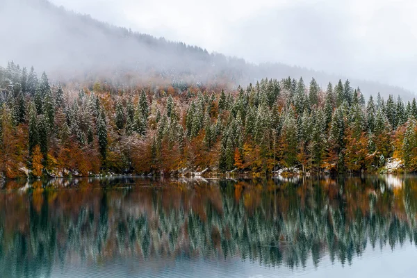 Naturskön Utsikt Över Den Snöiga Sjön Fusine Italien — Stockfoto