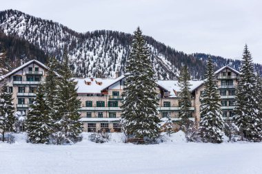 Donmuş göl Braies karla kaplı, İtalya