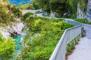 Gölün üzerindeki yol ve köprü