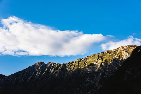 Горы Голубым Небом — стоковое фото