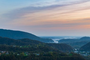 İtalya 'daki dağlık ormandan akan nehir.