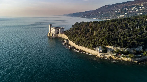 İtalya 'da Trieste şehri ve Miramare Gölü 