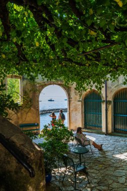 Garda Gölü ve Punta San Vigilio 'nun güzelliği.
