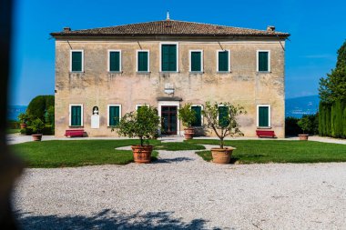 Garda Gölü ve Punta San Vigilio 'nun güzelliği.