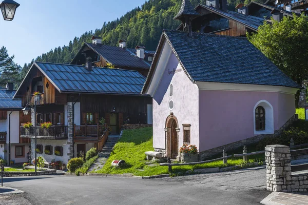 Antik Sappada köyünde doğa ve gelenekler. Dolomitlerin incisi. Friuli.