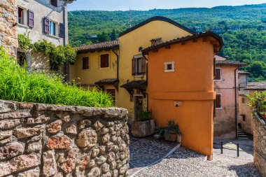 Garda Gölü ve Punta San Vigilio 'nun güzelliği.