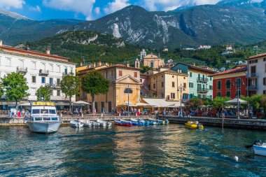 Garda Gölü ve Malcesine 'in tarihi merkezi.