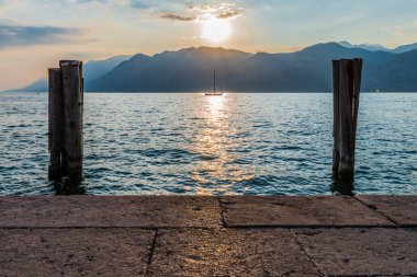 Garda Gölü 'nde gün batımı. Malcesine.