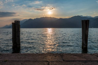 Garda Gölü 'nde gün batımı. Malcesine.