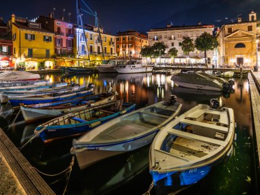 Malcesine 'deki küçük limanda bir gece. Garda Gölü Büyüsü.