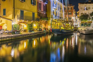 Malcesine 'deki küçük limanda bir gece. Garda Gölü Büyüsü.