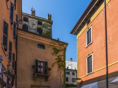 Garda Gölü kıyısındaki Riva del Garda kasabasının parıltıları