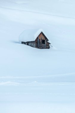 Kar yağdıktan sonra. Sappada 'da alacakaranlığın son ışıkları. Dolomitlerin Büyüsü