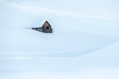 Kar yağdıktan sonra. Sappada 'da alacakaranlığın son ışıkları. Dolomitlerin Büyüsü