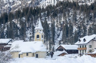 Kar yağdıktan sonra. Sappada 'da alacakaranlığın son ışıkları. Dolomitlerin Büyüsü