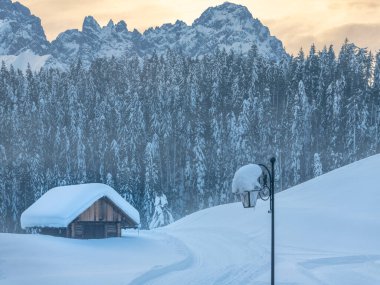Kar yağdıktan sonra. Sappada 'da alacakaranlığın son ışıkları. Dolomitlerin Büyüsü