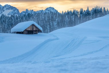 Kar yağdıktan sonra. Sappada 'da alacakaranlığın son ışıkları. Dolomitlerin Büyüsü