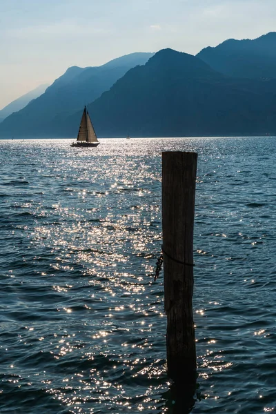 イタリアのプンタ ヴィグリオにあるガルダ湖 — ストック写真