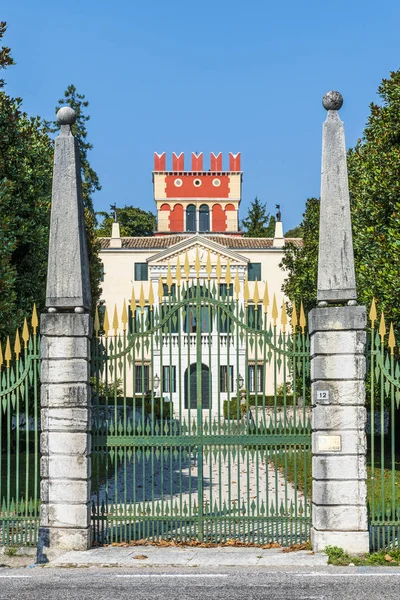 Garda Gölü Kıyısındaki Riva Del Garda Kasabasının Parıltıları — Stok fotoğraf