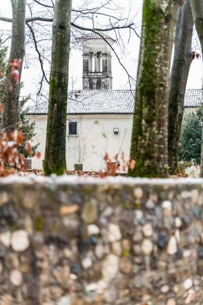 Eerste Sneeuw Heuvelsteden Tussen Herfst Winter — Stockfoto