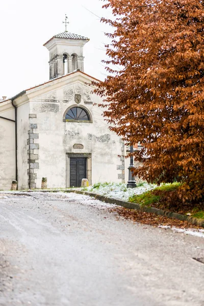 Prima Neve Sulle Città Collinari Tra Autunno Inverno — Foto Stock