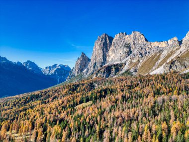 Dolomitlerde sonbahar. Cortina d 'Ampezzo' nun yukarısındaki dağlar yukarıdan görülüyor..