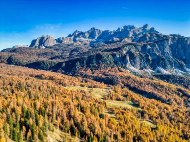 Dolomitlerde sonbahar. Cortina d 'Ampezzo' nun yukarısındaki dağlar yukarıdan görülüyor..