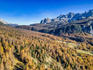 Dolomitlerde sonbahar. Cortina d 'Ampezzo tepesindeki dağlar 
