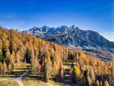 Dolomitlerdeki güzel sonbahar. Cortina d 'Ampezzo tepesindeki dağlar 