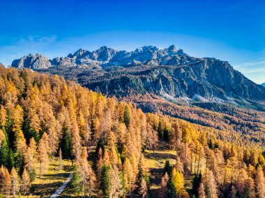 Dolomitlerdeki güzel sonbahar. Cortina d 'Ampezzo tepesindeki dağlar 