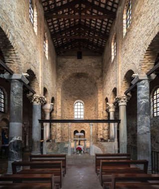 İtalya 'nın eski bir kasabasındaki kilisenin içinde.