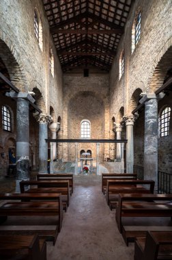 İtalya 'nın eski bir kasabasındaki kilisenin içinde.