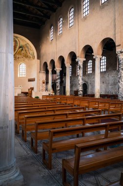 İtalya 'da eski ve güzel bir kilisenin iç manzarası.