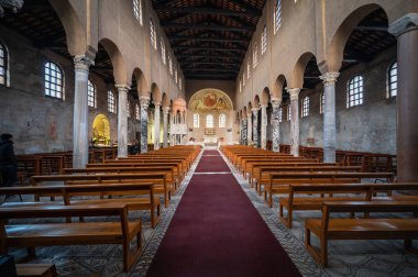 İtalya 'da eski ve güzel bir kilisenin iç manzarası.