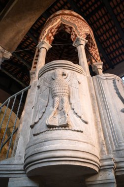 İtalya 'da eski ve güzel bir kilisenin iç manzarası.