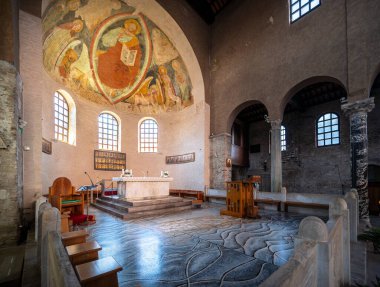 İtalya 'da eski ve güzel bir kilisenin iç manzarası.