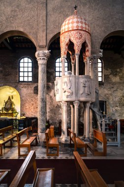 Eski ve güzel bir kilisenin iç görünüşü..