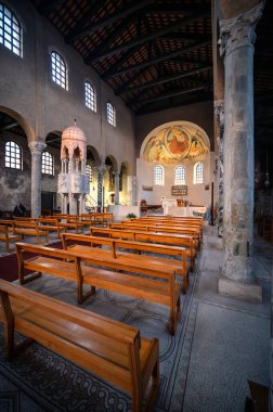 İtalya 'da eski ve güzel bir kilisenin iç manzarası.