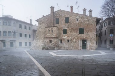 Bulutlu bir günde sisli, sisli bir sabah