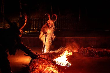 Krampus. Noel Şeytanları. Alplerdeki Advent Gelenekleri.